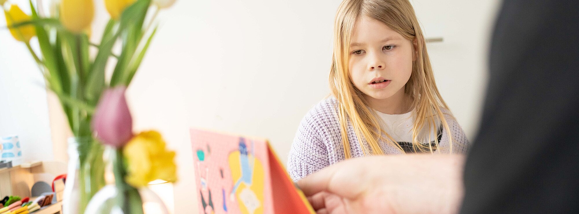 Mädchen beim Logopäden